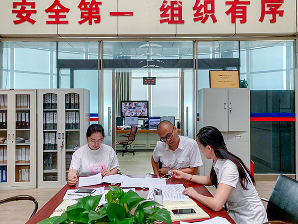 6月20日，運(yùn)行指揮中心協(xié)同各保障單位組織開(kāi)展了2019年大面積航班延誤應(yīng)急處置演練。.png