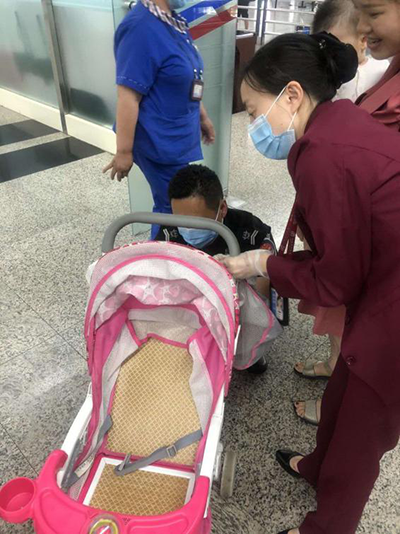 圖片1.png“真情服務(wù)”是讓旅客更加安心、放心、舒心的出行。行查室作為部門進(jìn)港服務(wù)的最后一個(gè)環(huán)節(jié)，在日常工作中也很注重服務(wù)細(xì)節(jié)。6月10日，行查室工作人員幫助旅客打開嬰兒車，為她排憂解難。.png