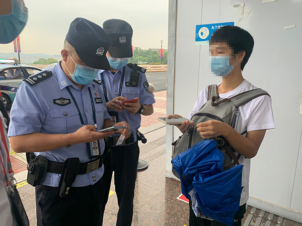 安檢站查獲一旅客冒用他人健康碼、核酸證明副本.jpg